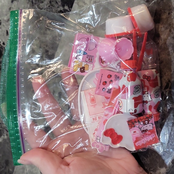 Miniverse Make It Mini Hello Kitty Strawberry Milk - Picture 6 of 6